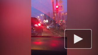 В Петербурге иномарка смешалась с толпой пешеходов, чтобы проскочить пробку