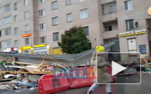 Видео: в Выборгском районе КИО снес незаконные ларьки у метро