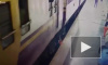 Шокирующее видео: Зацепер зацепился рукавом за поезд и упал на рельсы