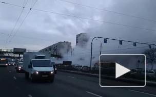 В Петербурге прорвало трубу с кипятком и резким запахом