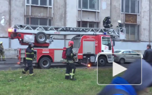 Горят склады на Киришской. В здании остался человек