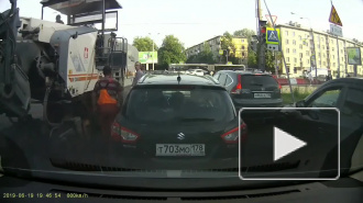 Видео: водитель вышел разбираться с ремонтниками из-за упавшего камня