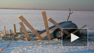 На озере Разлив под лед провалились две машины