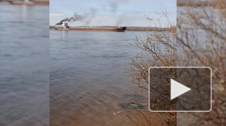Нефтерудовоз сел на мель под Петербургом