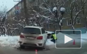 В Кирове "Мерседес" впечатал "девятку" с женщиной за рулем в столб