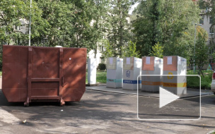 Жители Васильевского острова жалуются на заколоченные контейнеры для раздельного сбора мусора