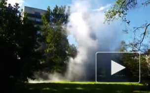 Появилось видео фонтанирующего прорыва трубы на улице Седова в Петербурге