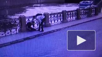 В центре Петербурга мужчине сломали руку и выбили зуб ради iPhone