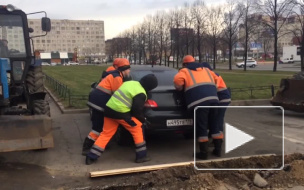 Рабочим "Водоканала" пришлось вручную передвигать машину на Народной улице