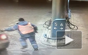 Появилось видео, где жадный водитель сбивает работника АЗС