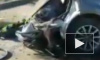 Видео из Москвы: В результате ДТП машину разорвало на две части и раскидало по дороге