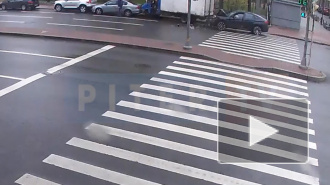 Видео: легковой автомобиль врезался в стоящую "Газель" в Адмиралтейском районе