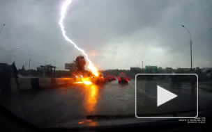 Видео: молния ударила в движущийся автомобиль в Новосибирске