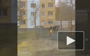 Видео: На Сахалине прохожие поймали маленького мальчика, который чуть не упал с 4 этажа