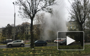 Видео: На Краснопутиловской забил фонтан кипятка выше пятиэтажки