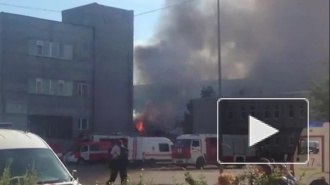 Видео: пожарные практически потушили пожар в ангаре в Невском районе