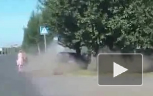 Смертельное видео из Омска: авто задавило пешехода на остановки