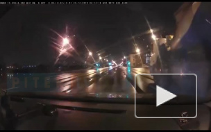 Момент падения бетономешалки в Неву попал на видео 