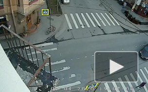 Видео: на Петроградке пешеход попал под колеса автомобиля