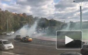 На Миллионной улице неизвестный устроил "дымовое шоу" посреди проезжей части