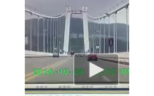 Появилось видео падения автобуса с моста в Китае