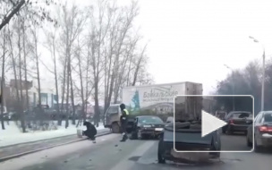 Видео: В Иркутске в результате ДТП машину разорвало на части