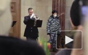 Сотрудники полиции провели праздничный флешмоб в метро к 8 Марта