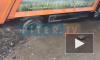 В Приморском районе застрявший в асфальте мусоровоз вытаскивают при помощи троса