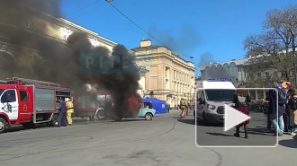 Видео: на Манежной площади подожгли автомобиль вместе с водителем