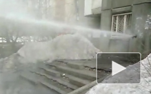 Автомойка на "халяву": В результате коммунальной аварии на автомобили бьет столб воды