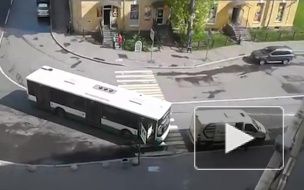 На "Волковской" машина инкассаторов заблокировала автобус и устроила мини-пробку