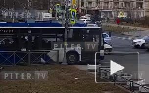 Видео: на Серебристом бульваре столкнулись две иномарки и троллейбус