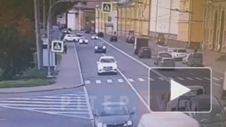 На Ждановской набережной "Порше" влетел в стоящий автомобиль