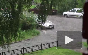 Петербург затопило: фото передвигающихся "вплавь" машин и людей огорошили, по колено в воде - улицы и гипермаркеты