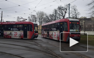 Трамваи и троллейбусы в Петербурге начали украшать ко Дню Победы