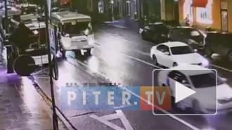 Маршрутчик подрезал троллейбус на Большом проспекте