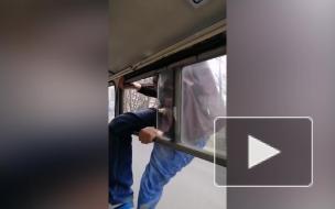 Украинец избил кондуктора и сбежал из автобуса через форточку
