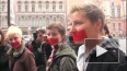 Представители ЛГБТ-сообщества прошли по Невскому с закле...