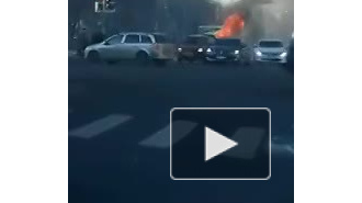 Видео: в центре Ярославля дотла выгорела иномарка