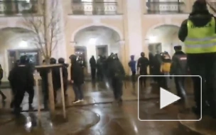 Полиция Петербурга задерживает участников антивоенной акции под песни группы "Любэ"