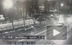 Момент столкновения автобуса и Kia Rio на Межевом канале попал на видео
