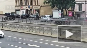 Видео: у метро "Обводный канал" велосипедист попал под машину