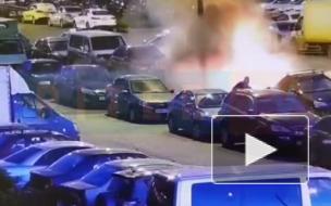 Поджигатель Infiniti на проспекте Кузнецова попал в камеру видеонаблюдения