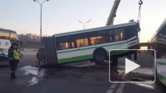 Видео из Москвы: грузовик разорвал на части пассажирский автобус на МКАД