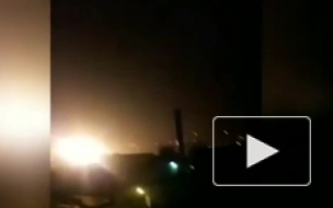 Очевидец снял на видео момент падения самолета на жилые дома в Пакистане