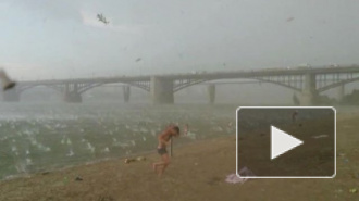 Ураган в Новосибирске: видео свидетелей стихийного бедствия появилось в Сети, стало известно о третьей погибшей 