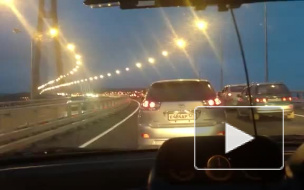 Мост на остров Русский открылся автомобильным флэшмобом и аварией
