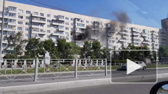На Оборонной горит квартира: едкий дым затягивает петербургское небо