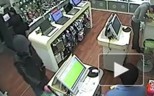 Вооруженные грабители похитили 230 тысяч из салона "Связной" в Петербурге