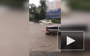 Во Владивостоке из-за циклона подтопило дороги